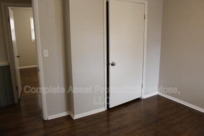 Building Photo - 3421 W 77th Pl