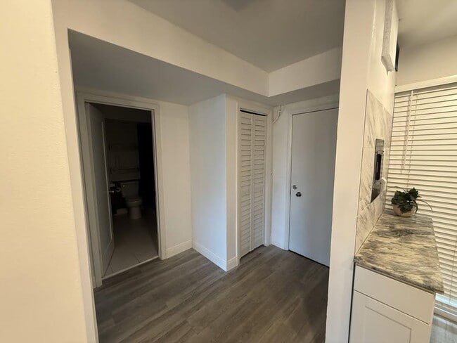 Building Photo - 719 S Beach St