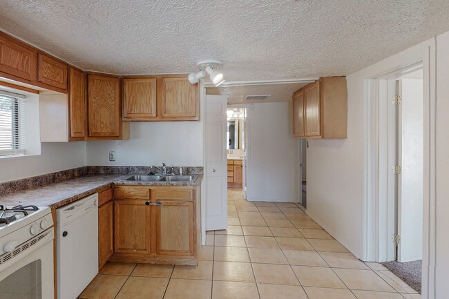 Building Photo - CLEAN CUTE SOUTH VALLEY 2 Bedroom 1 Bath