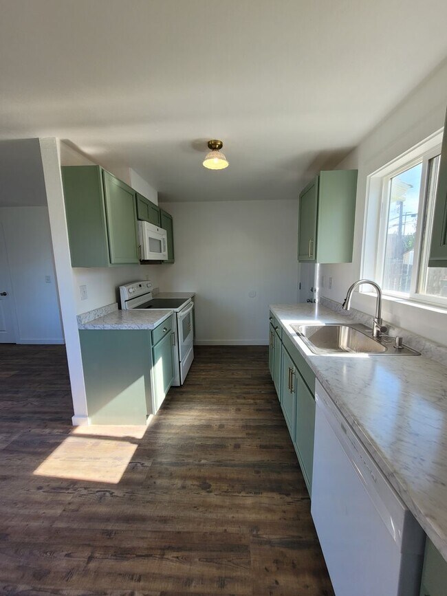 Building Photo - Fully Remodeled with Garage, Yard Care Included & Free May rent with 1 Year Lease