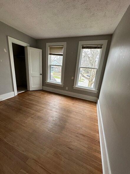 Living area - 829 Miller Ave