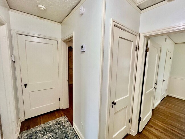 Building Photo - Move-in Ready Brookside Bungalow!