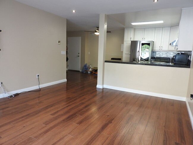 Building Photo - CENTRALLY LOCATED 1 BR CONDO