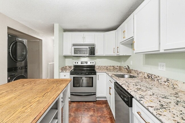 Building Photo - 2 Bedroom Townhome is Wheat Ridge!