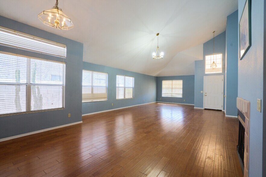 Building Photo - 1317 N Palmsprings Dr
