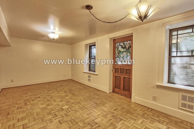 Building Photo - 2 Bed, 1 Bath Remodeled Unit Near OHSU and Portland VA Medical Center