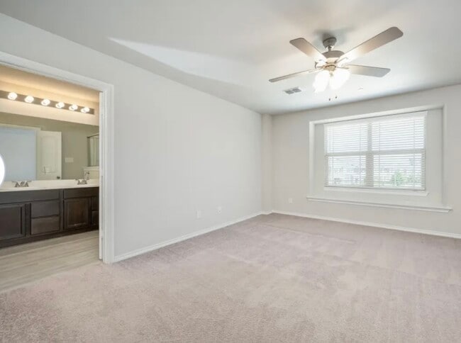 Building Photo - 2312 Davenport Dr