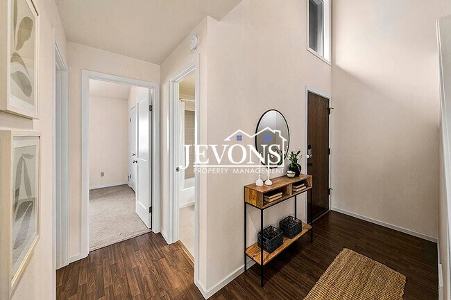 Building Photo - Top-floor 2-level condo with brand-new kit...