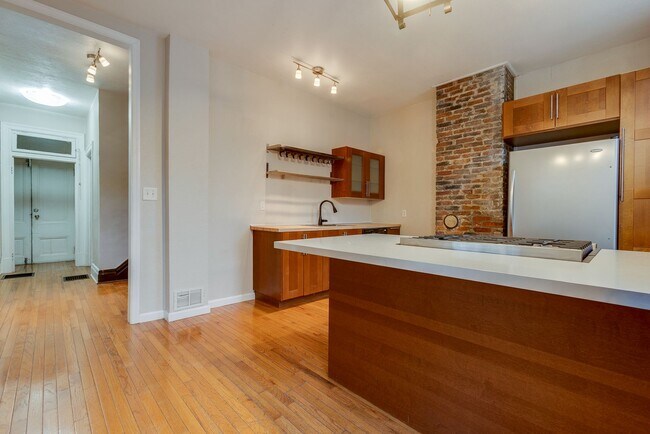 Building Photo - AVAILABLE AUGUST 2026 - Unique 3 Bedroom + den w/ Central AC in the South Side Slopes!