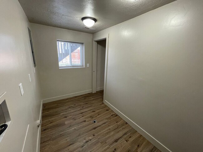Building Photo - Spacious 6-Bedroom Magna Home with Fenced Yard