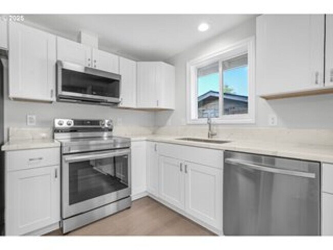 Building Photo - Beautifully Remodeled 3 Bedroom Home with ...