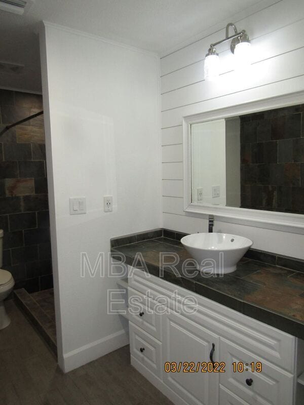 Building Photo - 2802 E Weldon Ave