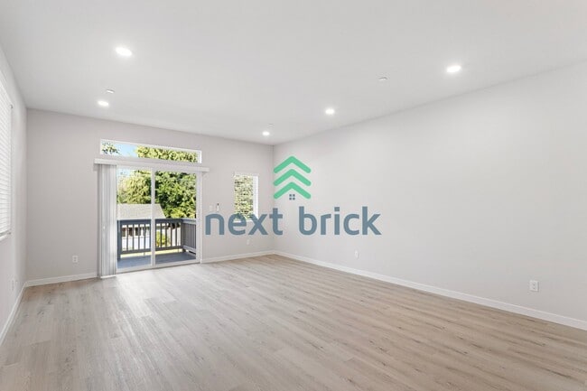 Building Photo - "Spacious 3-Bedroom Luxury Townhouse in Everett with 3 Full Baths"