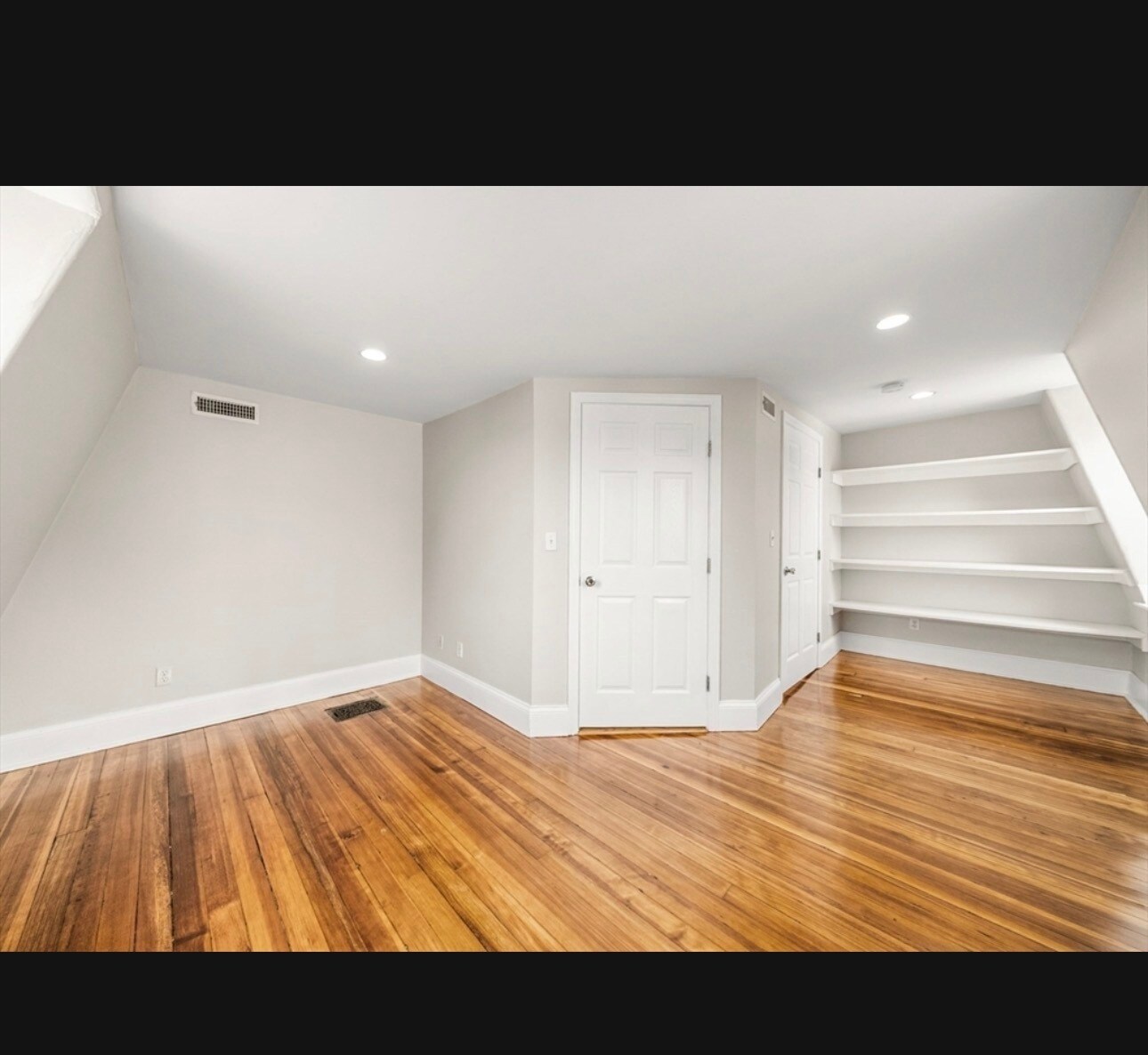 Building Photo - 779 E 6th St