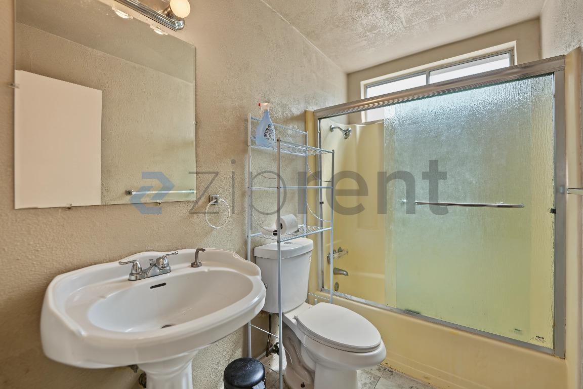 Building Photo - Unit 3