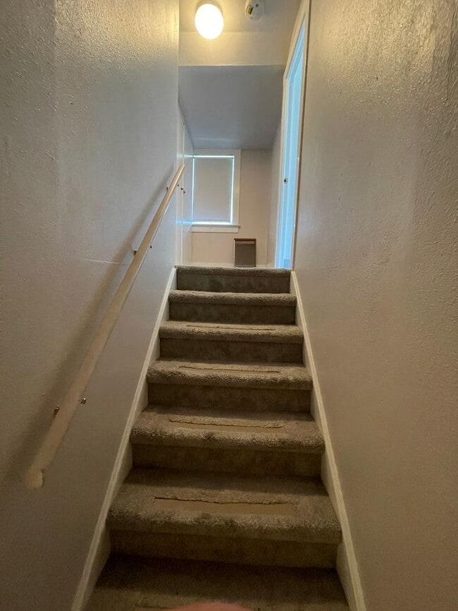 Building Photo - Adorable bungalow with a yard in a fantastic SE location!