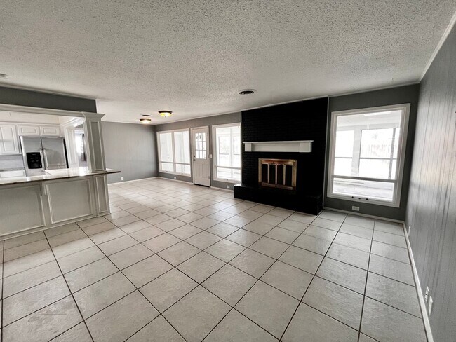 Building Photo - Amazing 4/2.5 in Prime Location! Minutes from Texas Tech and Hospitals!