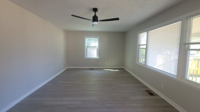 Building Photo - "2-Bedroom Retreat with Cozy Comfort in Huntsville!"