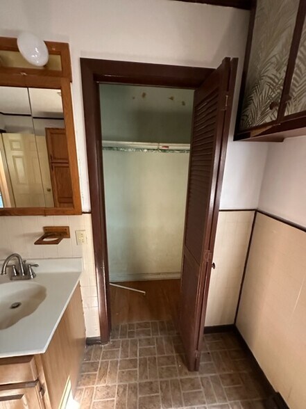 Building Photo - 1704 Pichard St