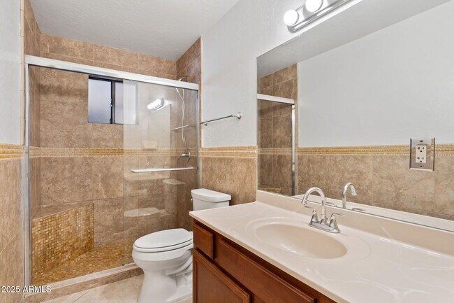 Building Photo - 744 E Meadow Ln