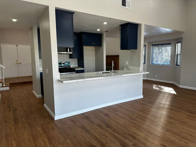 Building Photo - Beautifully Renovated 5-Bedroom Home with ...