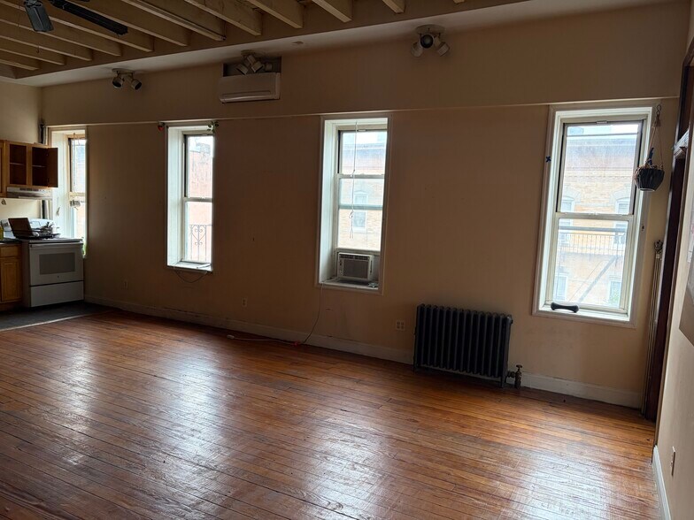 Building Photo - 623 Wilson Ave