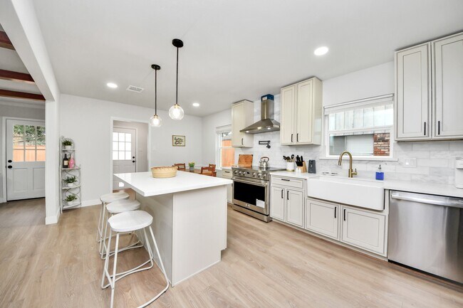 Building Photo - 10003 Briarwild Ln