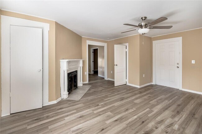 Building Photo - 418 E Amelia Ave