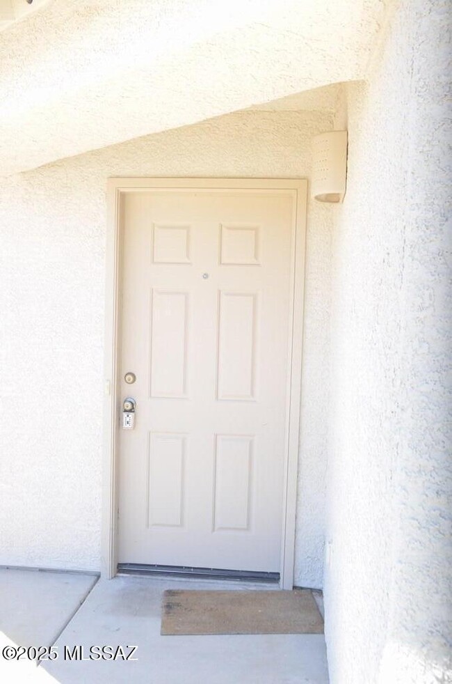 Primary Photo - 520 E Cactus Mountain Dr