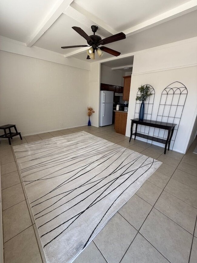 Building Photo - Freshly Updated 2 Bed / 1 Bath Apartment in Glendale!