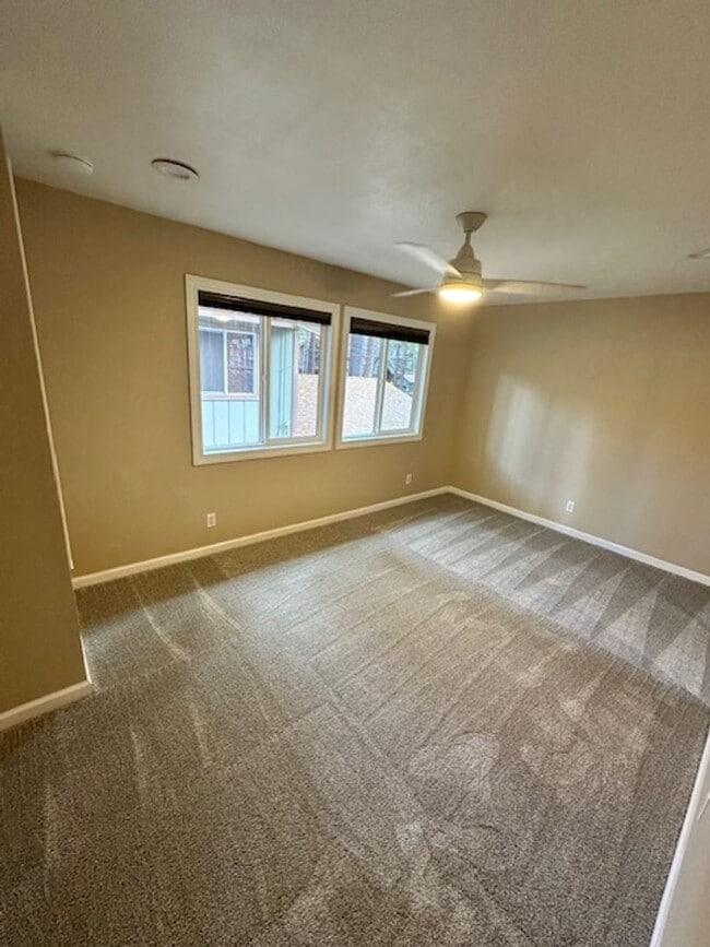 Building Photo - Nicely updated duplex 2Bd unit available soon!! Call me today to inquire!