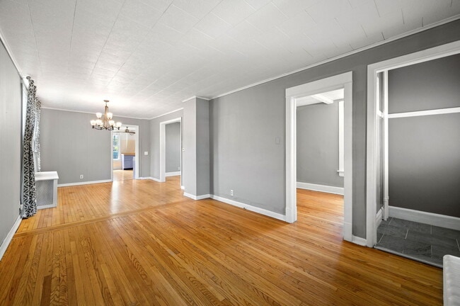 Building Photo - 809 W Touhy Ave
