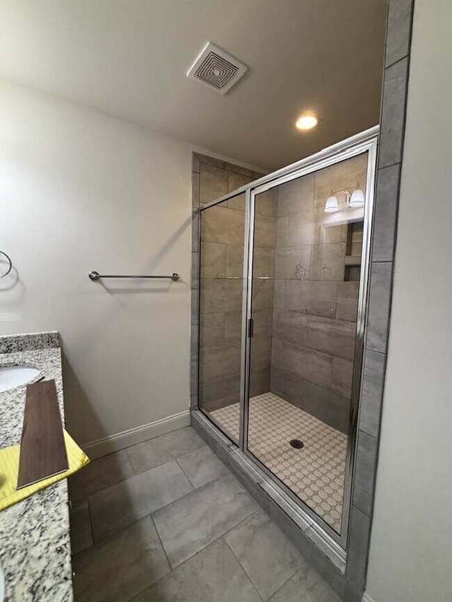 Building Photo - 4 bedroom in gated community w/fenced yard!