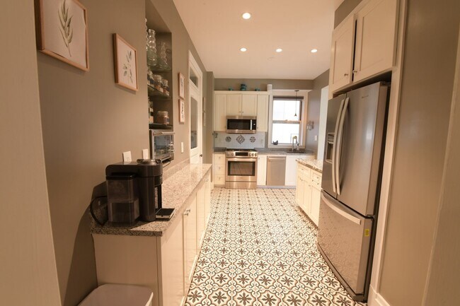 Building Photo - Charming 2BR + home office Condo in the he...