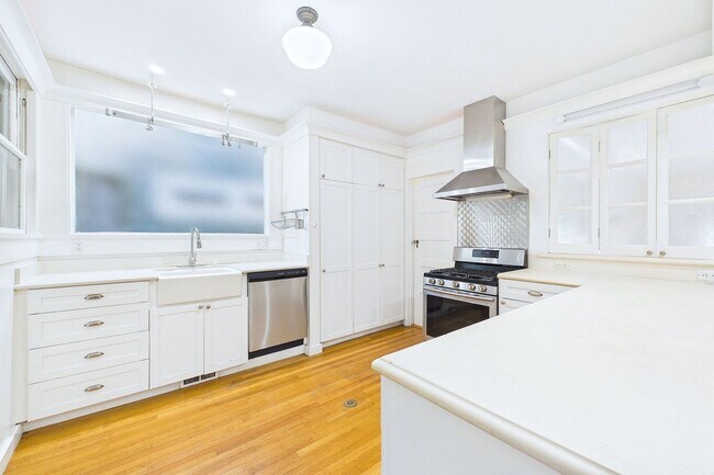 Building Photo - 924 Clayton St