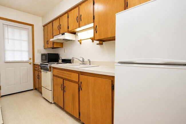 Building Photo - 322 Maple Dr