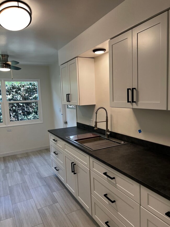 Building Photo - 2 Bedroom 1 Bath Completely Remodeled Apar...