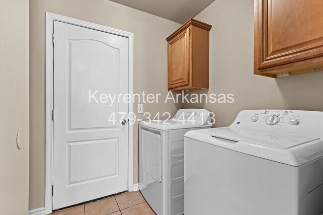 Building Photo - This home is the perfect choice for you in Elkins!
