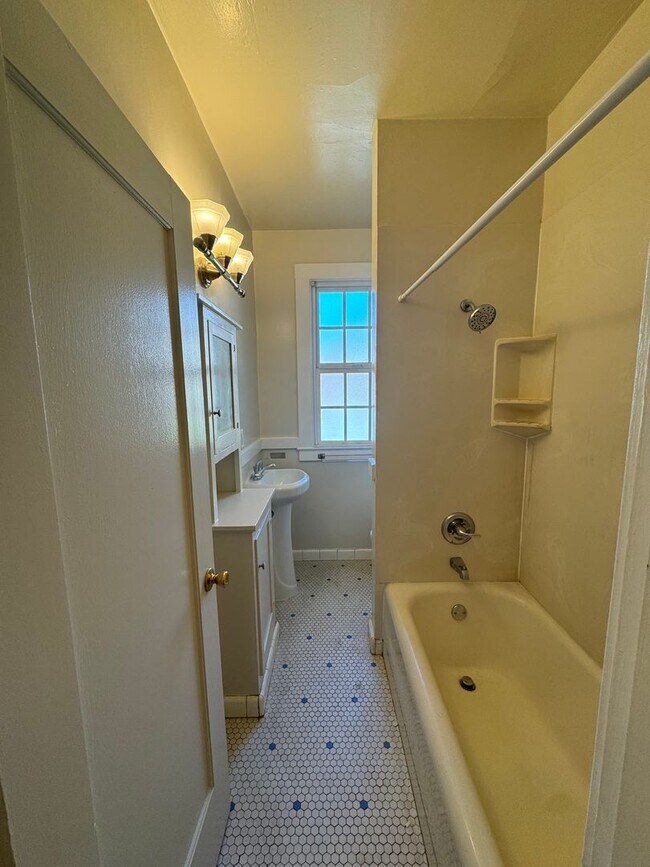 Building Photo - Large 1 Bedroom/1 Bath - Quiet Neighborhoo...