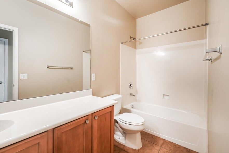 Building Photo - 526 W Calle Sombra Linda