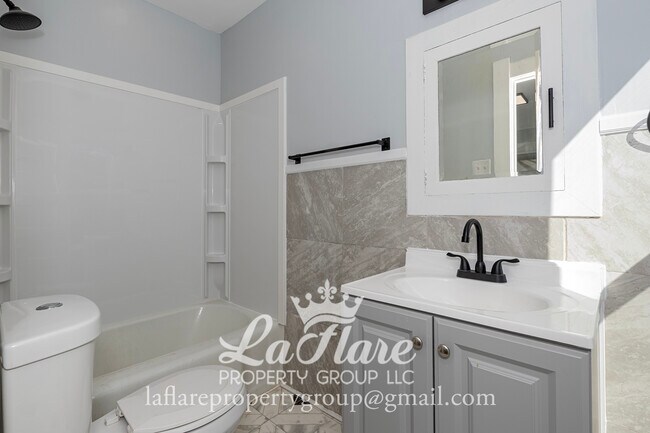 Building Photo - 631 Clark St