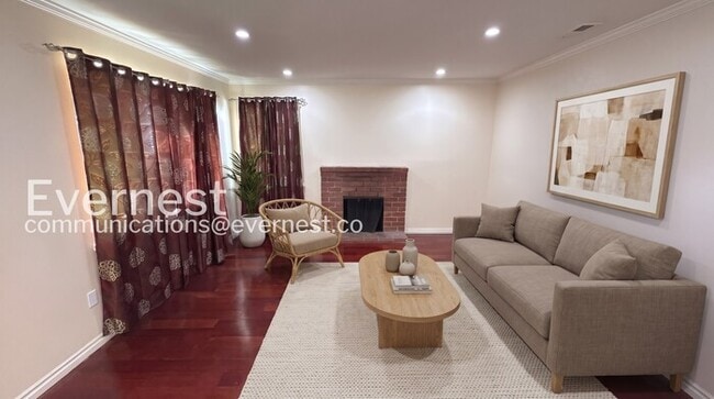Building Photo - 4 Bed/3 Bath Home with Fenced Yard & Garage / Available Now!