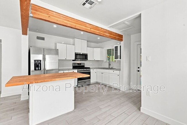 Building Photo - 1128 E Almeria Rd
