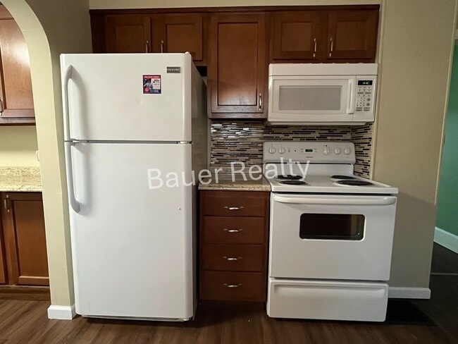 Building Photo - Charming 3 Bedroom Home