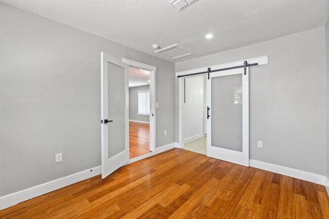 Building Photo - 1113 S Meadows Dr