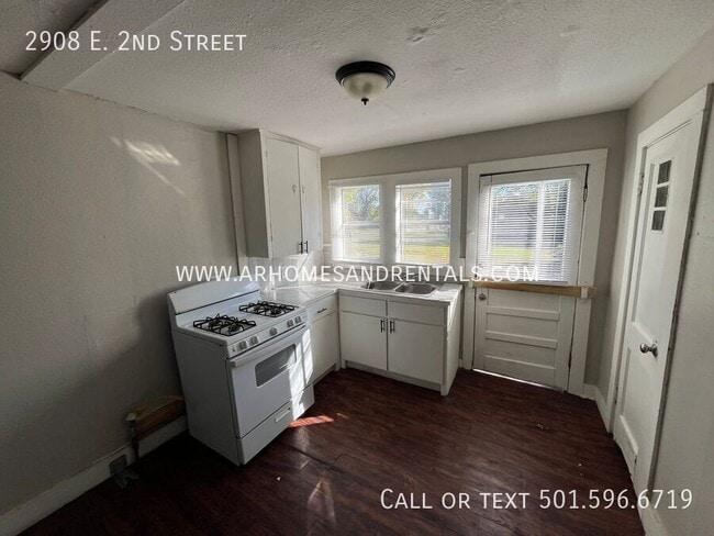 Building Photo - 2908 E 2nd St