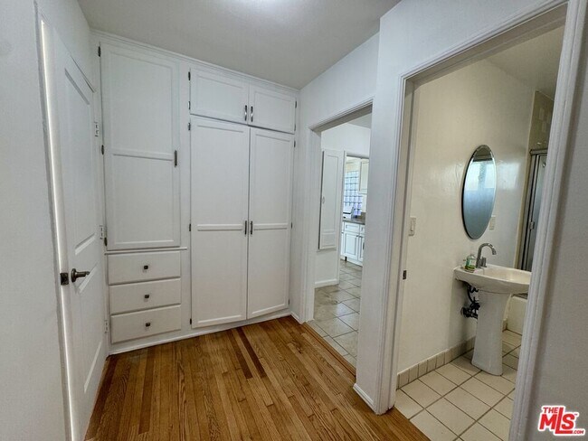 Building Photo - 6122 S Fairfax Ave