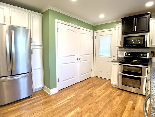 Building Photo - 423 Rivermont Dr