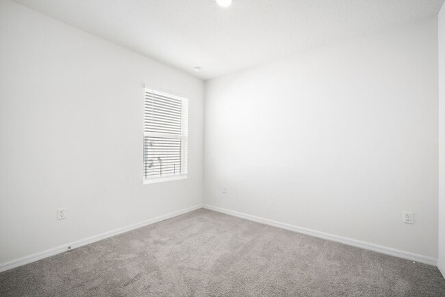 Building Photo - Charming 3/2 Home- Move In ready!