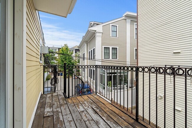 Building Photo - 571 Somerville Ave